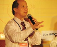 Thứ trưởng Bộ Xây dựng Nguyễn Trần Nam đang trả lời câu hỏi.
