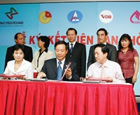 Sở GDCK Hà Nội, Trung tâm Lưu ký CK và các tổ chức phát hành đã cùng ký thoả thuận hợp tác ngay trong ngày khai trương hệ thống giao dịch TPCP chuyên biệt (24/9/2009).