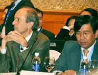 Ông Martin Rama, chuyên viên kinh tế cao cấp của WB (bên trái) và Giám đốc ADB tại Việt Nam Ayumi Koinishi tại Hội nghị Nhóm tư vấn các nhà tài trợ sáng 4/12 tại Hà Nội.
