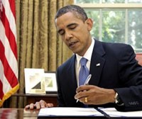 Tổng thống Mỹ ký thành luật việc khôi phục trợ cấp thất nghiệp - Ảnh: AP