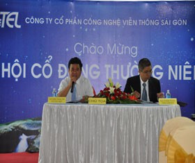 Ông Đặng Thành Tâm, Chủ tịch HĐQT và ông Hoàng Sỹ Hóa (phải), Tổng giám đốc tại ĐHCĐ thường niên năm 2011 của SGT (Ảnh: Saigontel)