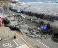Sóng thần tràn vào tuyến phố ở thành phố Miyako- Nhật Bản ngày 11/03/2011
