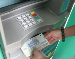 Các ngân hàng vẫn chưa tăng phí rút tiền ATM ngoại mạng từ 1/6