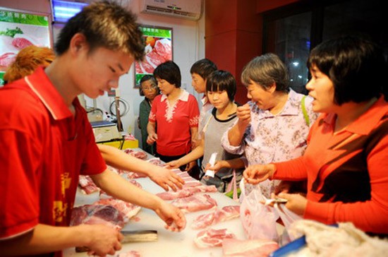 Người dân Trung Quốc chen chúc mua thịt lợn đông lạnh - Ảnh: China Daily.
