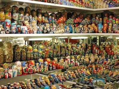 Một cửa hàng bán búp bê Matrioshka truyền thống của Nga tại thủ đô Prague, Cộng hòa Czech. Ngày càng nhiều doanh nghiệp Nga rời đất nước vì nạn tham nhũng ảnh hưởng công việc kinh doanh của họ. Ảnh: A