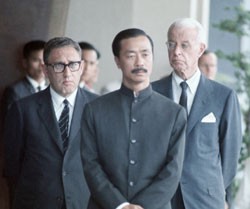 Cố vấn Henry Kissinger​ (trái) và ông Nguyễn Cao Kỳ