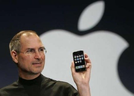 Steve Jobs với sản phẩm iPhone của hãng Apple.
