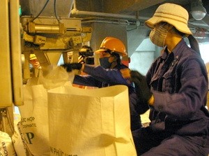 Công nhân Nhà máy DAP đóng gói sản phẩm phân bón. (Ảnh: baohaiphong.com.vn)