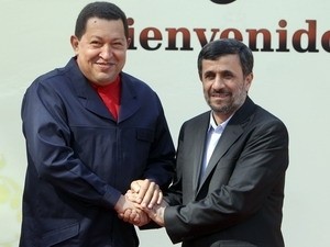 Tổng thống Iran Mahmoud Ahmadinejad (phải) và Tổng thống Hugo Chavez (trái) ở Tehran. Ảnh minh họa. (Nguồn: AFP/TTXVN)