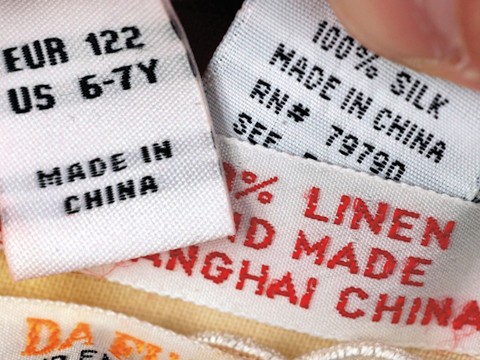 "Made in China" là dòng chữ xuất hiện nhiều nhất trên rất nhiều sản phẩm nhập khẩu vào Mỹ. Ảnh: chinaluxury.co