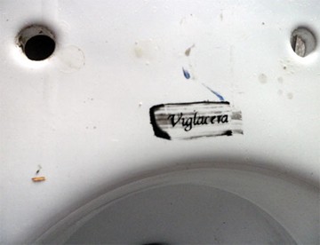 Bắt quả tang cơ sở sản xuất thiết bị sứ vệ sinh giả nhãn hiệu Viglacera