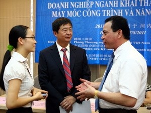 Các đại biểu doanh nghiệp Việt-Trung trao đổi tại buổi tọa đàm. (Ảnh: Hữu Duyên/TTXVN)