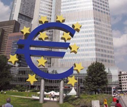 Tranh cãi quanh khả năng ECB hạ lãi suất