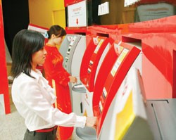Phần lớn chủ của 36 triệu thẻ ATM đang sử dụng tập trung ở thành phố
