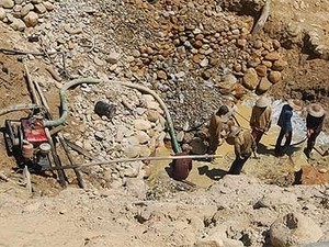 Công nhân đang khai thác một mỏ vàng ở Peru. (Nguồn: giacavattu.com.vn)