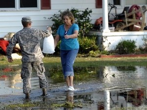 Người dân tại Lowland, Bắc Carolina nhận hàng cứu trợ sau khi cơn bão Irene đi qua. (Nguồn: Getty)