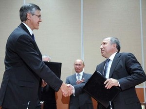 Giám đốc Rosneft, Eduard Khadainatov (phải) bắt tay Chủ tịch ExxonMobil, Neil Duffin trước sự chứng kiến của Thủ tướng Nga Putin. (Nguồn: AP)