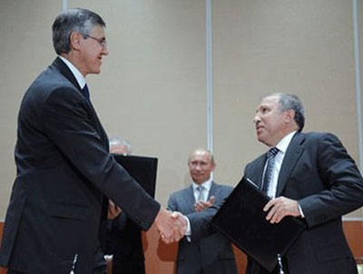 Đại diện của Exxon Mobil (Mỹ) và Rosneft (Nga) trong buổi ký kết hợp tác