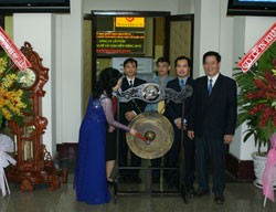 Bà Nguyễn Thị Thu, Chủ tịch HĐQT SVT đánh cồng khai trương phiên giao dịch đầu tiên của cổ phiếu SVT ngày 05/10/2011