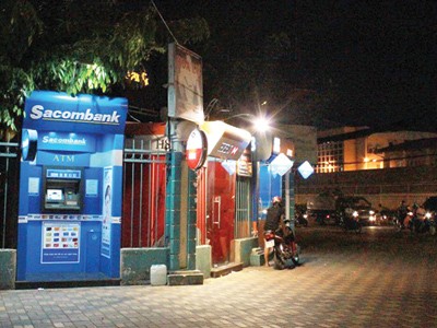 Các trụ ATM nằm tại giao lộ Nguyễn Thị Minh Khai - Đinh Tiên Hoàng vắng tanh khi màn đêm buông xuống