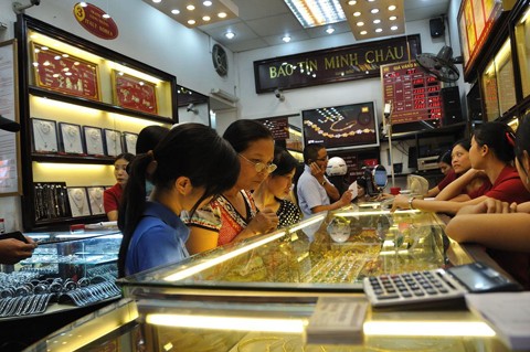 Bảo Tín Minh Châu bất ngờ hạ giá xuống thấp tới nửa triệu đồng mỗi lượng so với thị trường.
