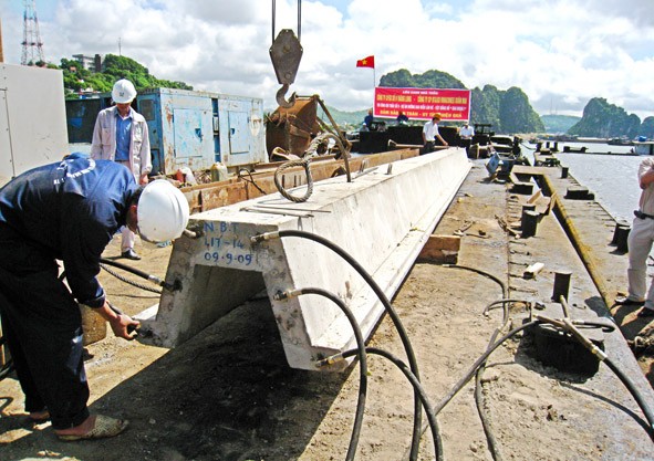Cán bộ, công nhân, kỹ sư Công ty CP xây dựng số 9 Thăng Long (Tổng công ty xây dựng Thăng  Long) đang thi công  đường bao biển Lán Bè - Cột Ðồng Hồ.