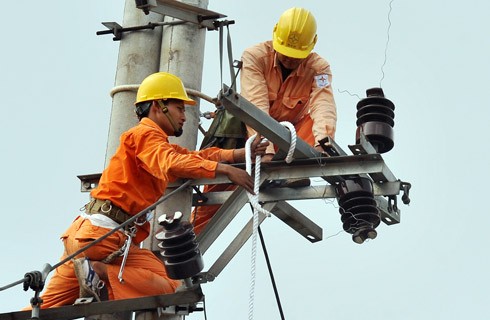 Nhiều nhân viên ngành điện còn phải xoay sở làm thêm mới đủ sống với mức lương 3-4 triệu đồng mỗi tháng. 