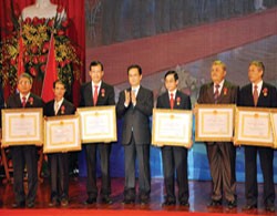 Thủ tướng Chính phủ Nguyễn Tấn Dũng trao Huân chương Lao động hạng Nhất cho lãnh đạo Tập đoàn Dầu khí và Liên doanh Việt – Nga.