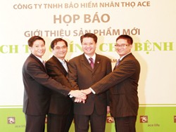 Ông Lâm Hải Tuấn, Tổng giám đốc ACE Life Việt Nam (thứ hai từ phải sang) và các thành viên Ban giám đốc