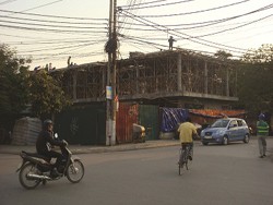 Trước thời điểm Đoàn kiểm tra Sở Tài nguyên và Môi trường xuống, công nhân trên công trình ở mương nước Nguyễn Khánh Toàn vẫn hối hả chuẩn bị xây thêm tầng 3.