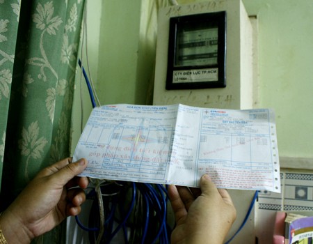 Vài chục nghìn cho một hóa đơn tiền điện mỗi tháng là không nhiều nhưng đủ khiến người nghèo thêm lo