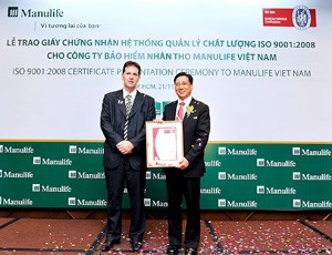 Ông David Wong, Phó chủ tịch cấp cao Tập đoàn Manulife Financial nhận giấy chứng nhận Hệ thống Quản lý chất lượng ISO 9001:2008 từ ông François Grimbert, Tổng giám đốc Bureau Veritas Việt Nam