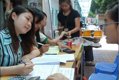 Sinh viên nộp phí bảo hiểm tại Trường ĐH Hùng Vương