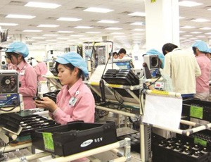 Sản xuất điện thoại tại SEV - Ảnh: Hải Quan