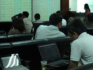 Nhà đầu tư giao dịch tại sàn chứng khoán Rồng Việt ngày 3-4