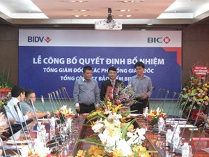 Ông Trần Bắc Hà (trái), Chủ tịch HĐQT Ngân hàng BIDV trao quyết định bổ nhiệm Tổng giám đốc BIC cho ông Tôn Lâm Tùng (giữa)