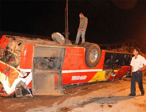 Chiếc xe ô tô bị tai nạn sau khi đã được cẩu lên trên mặt cầu Sêrêpôk rạng sáng 18/5 - Ảnh: Người Lao động