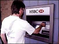 Kỳ lạ ATM “khuyến mãi rút một tặng một”