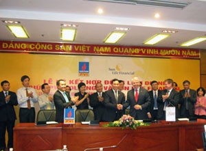 Đại diện PVI Holdings và đại diện Tập đoàn Sun Life Financial trong lễ ký kết