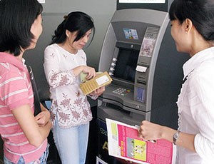 Nhiều ngân hàng âm thầm tăng phí ngoại mạng và thu phí nội mạng ATM cả tháng nay