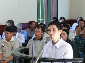 Các bị can vừa bị khởi tố ngồi tham dự trong phiên xét xử Huỳnh Chí Trung, nguyên nhân viên của Ngân hàng Agribank Tuy Phước với tội tham ô tài sản