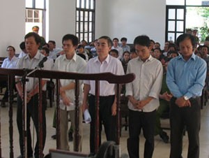 Năm bị cáo gồm Vũ, Trung, Danh, Thiệt, Xuân (từ trái qua) tại phiên tòa