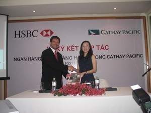Đại diện HSBC và Cathay Pacific ký kết hợp tác