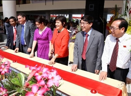 Bà Deborah Chatsis, Đại sứ Canada tại Việt Nam (áo đỏ, thứ ba từ phải sang) và các đại biểu bấm nút khởi công giai đoạn 2 Học xá Phú Mỹ Hưng