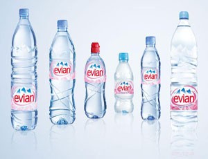 Cho tới tháng 7/2009, từng chi nhánh tại 152 nước mà Evian hiện diện luôn tự chọn lựa hình thức quảng cáo phù hợp với địa bàn của mình.
