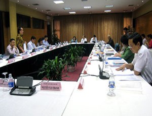 Các đại biểu Quốc hội đoàn Hà Nội thảo luận về dự thảo Luật Đất đai sửa đổi chiều 6/11.
