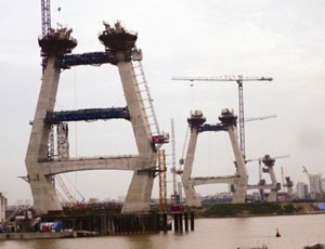 Các trụ tháp bắc qua Sông Hồng vẫn chưa được hoàn thành theo đúng tiến độ (Ảnh: Internet).
