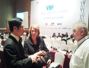Ông Vũ Tiến Lộc, Chủ tịch VCCI (trái) và cựu Đại sứ Mỹ tại Việt Nam (phải) trao đổi bên lề hội nghị. 