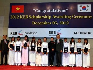 KEB trao 100 suất học bổng cho sinh viên Việt Nam