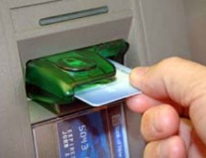 Chiếc máy ATM, vốn dĩ được coi là nơi cung ứng các dịch vụ ngân hàng tự động đa dạng, trở thành vật đơn thuần làm thay chức năng người phát ngân ngày xưa